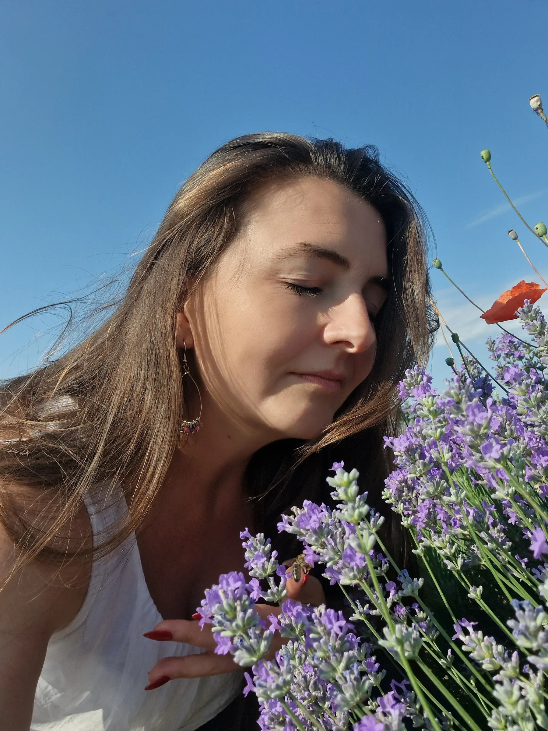 Alessandra Cafaro riecht mit geschlossenen Augen an Lavendelblüten