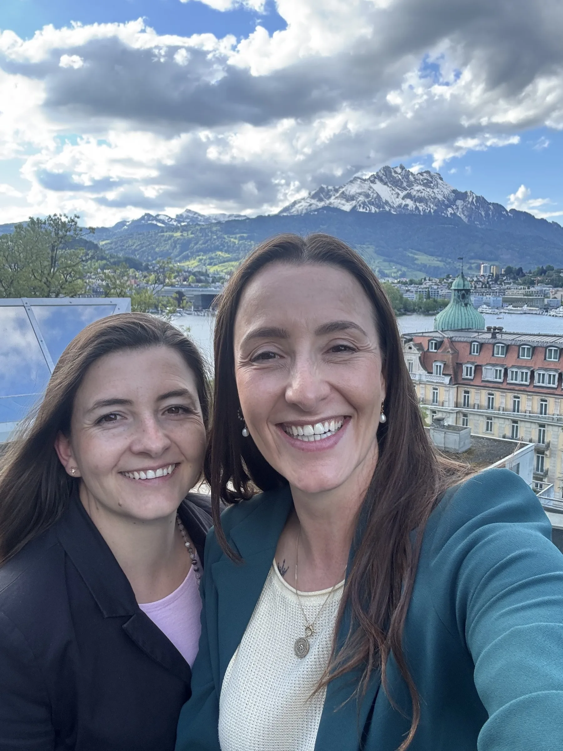 Alessandra und Luciana Cafaro vor dem Vierwaldstättersee