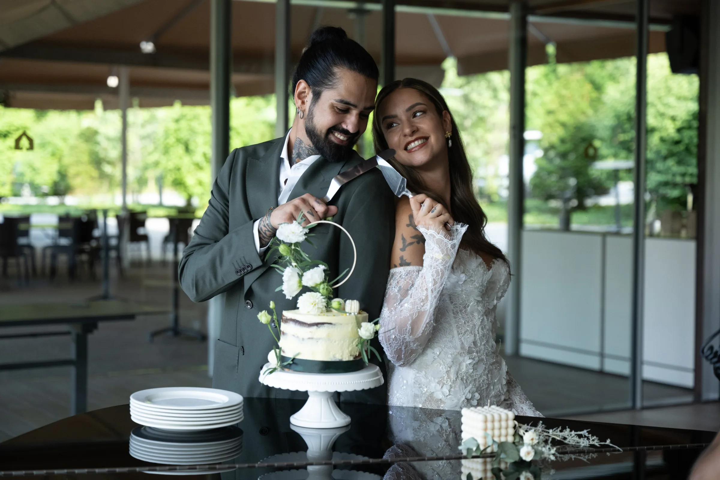 Brautpaar beim Anschneiden der Hochzeitstorte, vorne eine Bubblekerze von Casa Cafaro